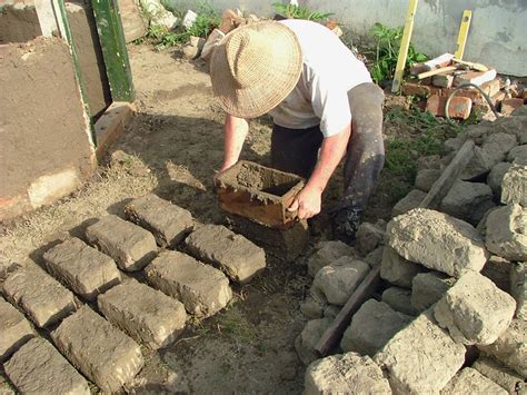 Vályogtégla készítése