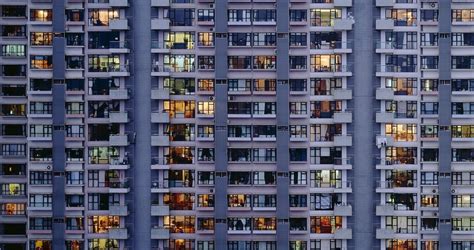 Illusztráció egy modern társasházról, amelyben közös tulajdonban lévő területek is vannak