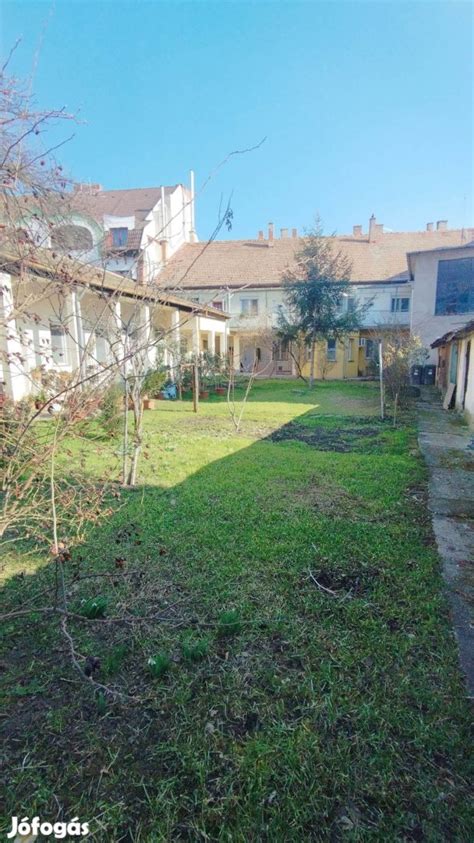 Társasházi udvar parkolóhelyekkel