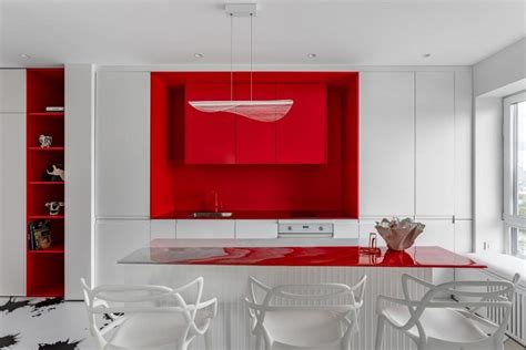 Minimalista enteriőr piros akcentussal