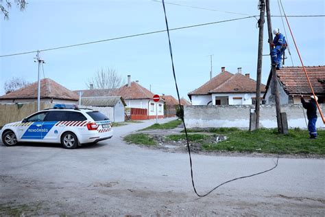 Áramszolgáltató munkatársai kikapcsolás közben