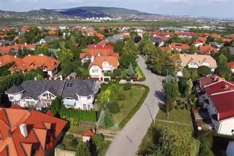 image: Kis-Duna-part közelében sétányok és kertvárosi környezet