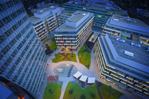 Az Apollo Business Center II belső udvara és szolgáltatások