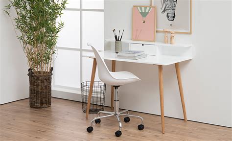 Különböző formájú és anyagú erkélyasztalok