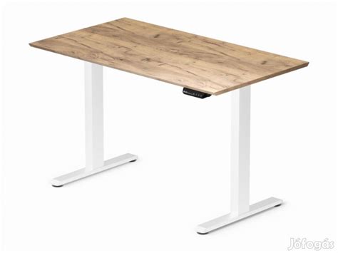 Állítható magasságú irodai asztal működés közben