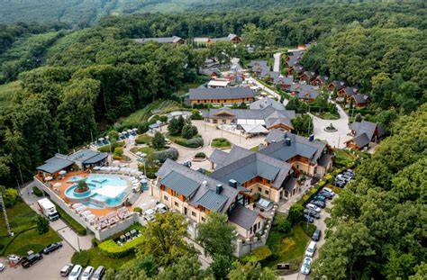 Avalon Resort & Spa kivételes rönkházainak belső tere