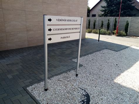 földhivatal épület információs tábla