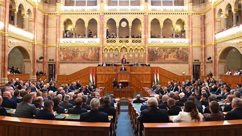 Az Országgyűlés elnöke az ülésteremben