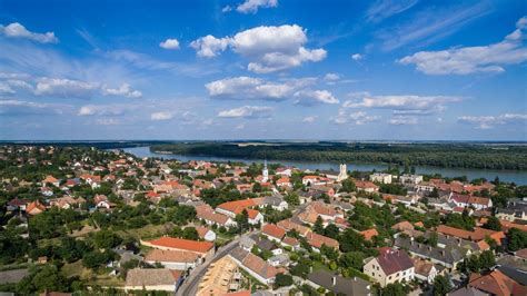 Paks város panorámája Dózsa György útról