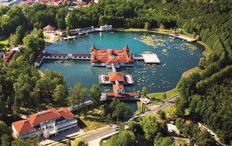 Hévíz látképe gyógytóval