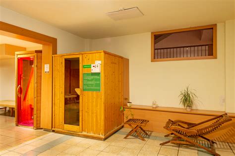 Wellness részleg pezsgőfürdővel és szaunával