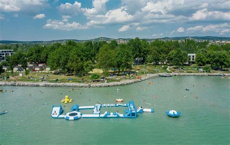 Légifelvétel Balatonfüredről, kiemelve a Marina Centert