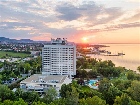 Tesco Marina Center épülete és a Danubius Hotel Marina épülete