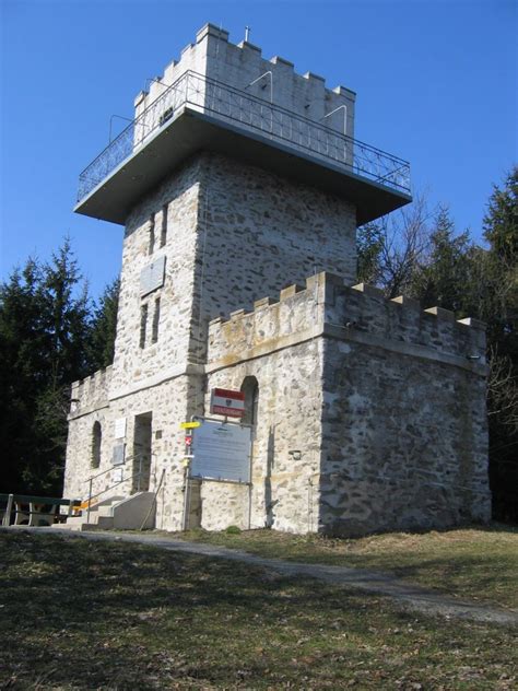 Kilátó a hegytetőn