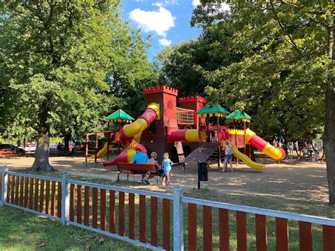 Erdei játszótér elemei