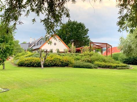 Luxus birtok látképe: madártávlat a halastóról és a kastélyról