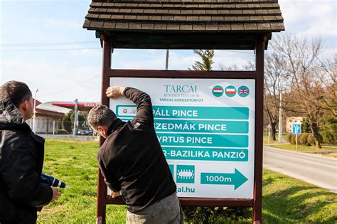 Információs tábla a Bálványos Liget lakóparkról