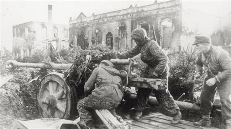 Fekete-fehér fotó katonákról a második világháború idején