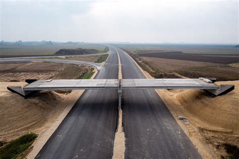 Új útépítés osztottpályás kialakítással