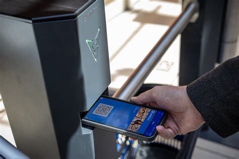 Okoskapu nyitás mobiltelefonnal