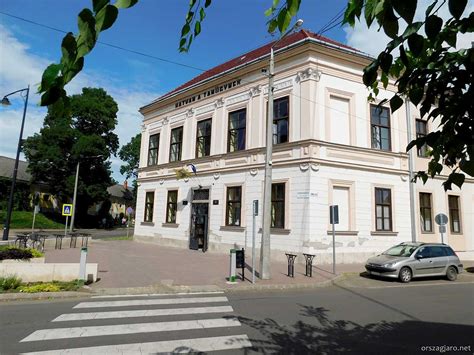 Épület homlokzata a Kossuth Lajos utcára néz