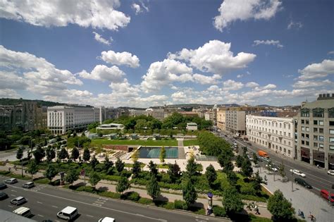 Építész vázlatokat készít