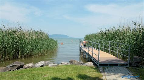 Balatonmáriafürdő látképe a Balatonnal