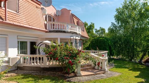 Családi ház medencével Balatonlellén