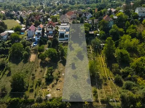 Infografika: Pilisvörösvár telek típusok és közmű-hozzáférés térkép