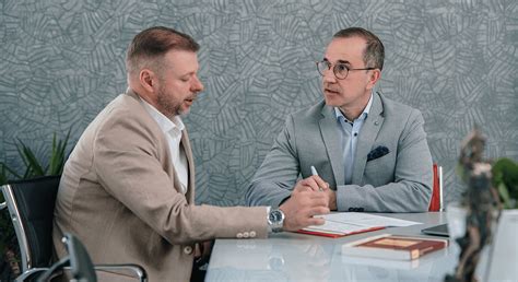 Ingatlanügynök tárgyal egy ügyféllel