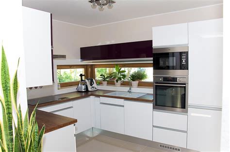 Modern, világos konyha beépített konyhagépekkel