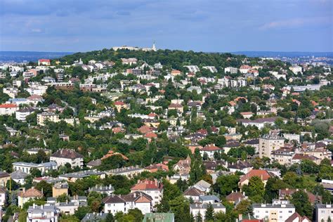 Panoráma a Gellért-hegyre az Újbuda Residence-ből
