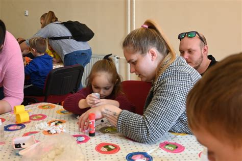 Gyermekek kézműves foglalkozáson