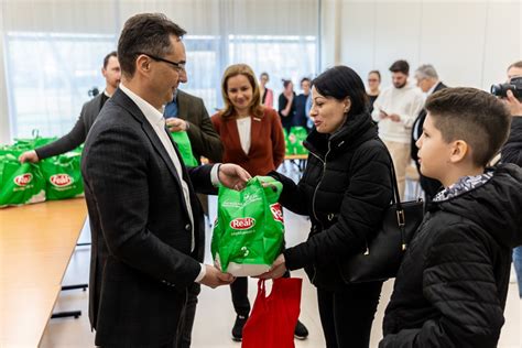 Polgármester és államtitkár átadja az adományt