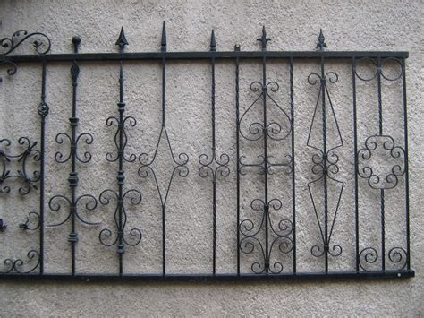 Különböző stílusú kovácsoltvas erkélykorlát minták