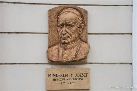 Mindszenty József tér épületek