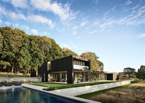 Charred House: városi lakóhely a vízparton