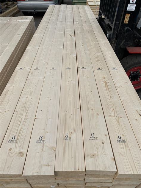 Ragasztott fa tartó (BSH gerenda) és C24 minőségű fenyő fűrészáru összehasonlítása