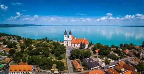 Infografika: Balaton-felvidék main túraútvonalai és látnivalói