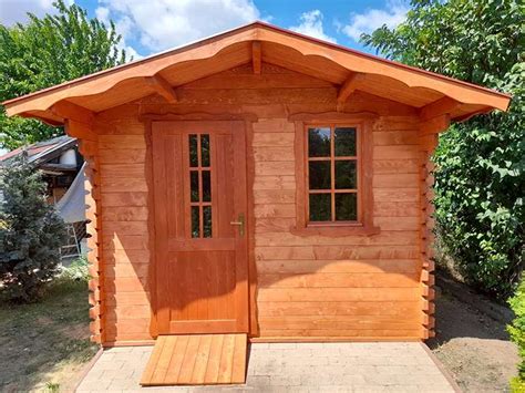 Különböző típusú kerti faházak.