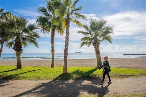 Nő vízicipőben sétál kavicsos tengerparton