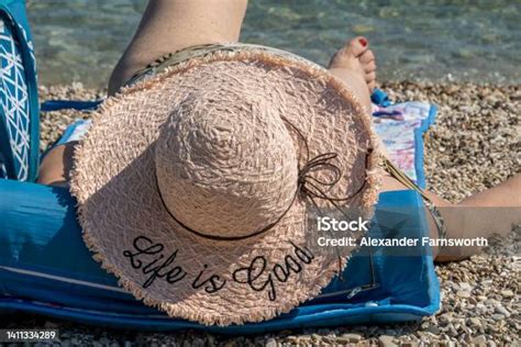 Nő és férfi visel vízicipőt a tengerparton