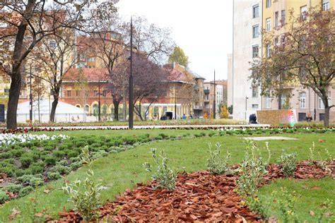 Infografika: Széna tér piac-árak alakulása garzon lakások között