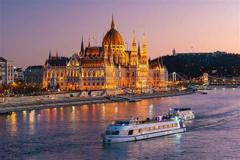 Budapest belvárosi hangulat: sétálóutca, történelmi épületek