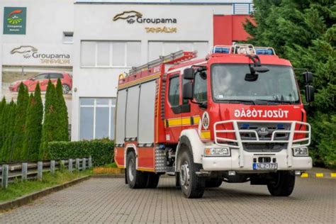 Tűzoltóautók modern tűzoltó laktanya előtt