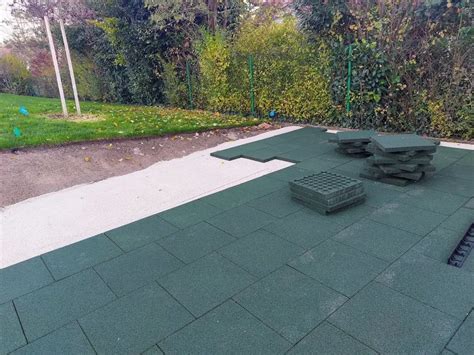 Színes gumitéglák játszótéren