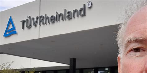 TÜV Rheinland logó és épület