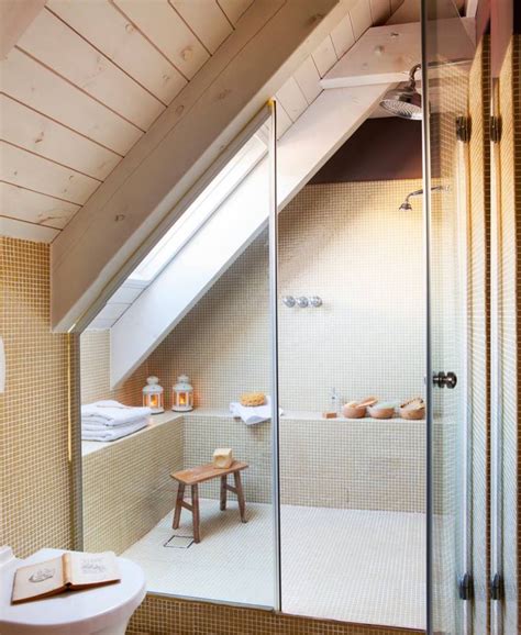 modern fürdőszoba tetőtéri ablakokkal