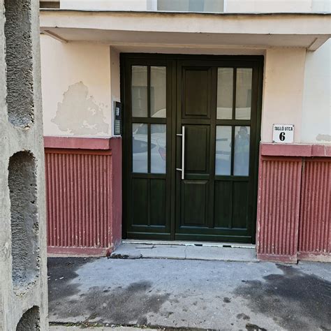 Társasházi bejárati ajtó felújítása