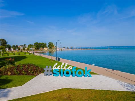 Siófok látképe a Balatonnal